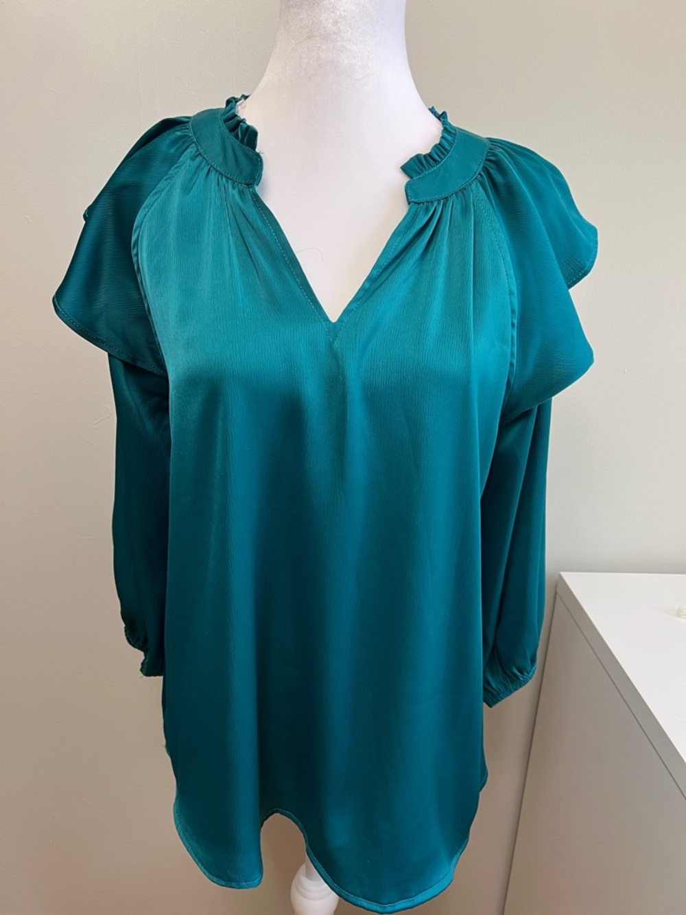 Entro Emerald Green Teal Ruffle-Shoulder Satin Blouse‎ Split V-Neck S”